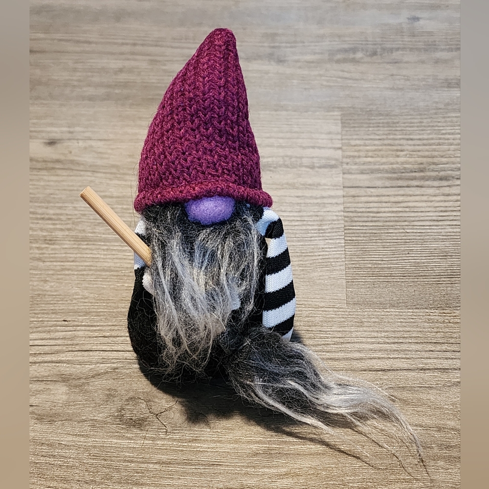 NWOT Halloween Gnome‎ Girl Witch Plush Elf Broom Decor Farmhouse Plaid KZ